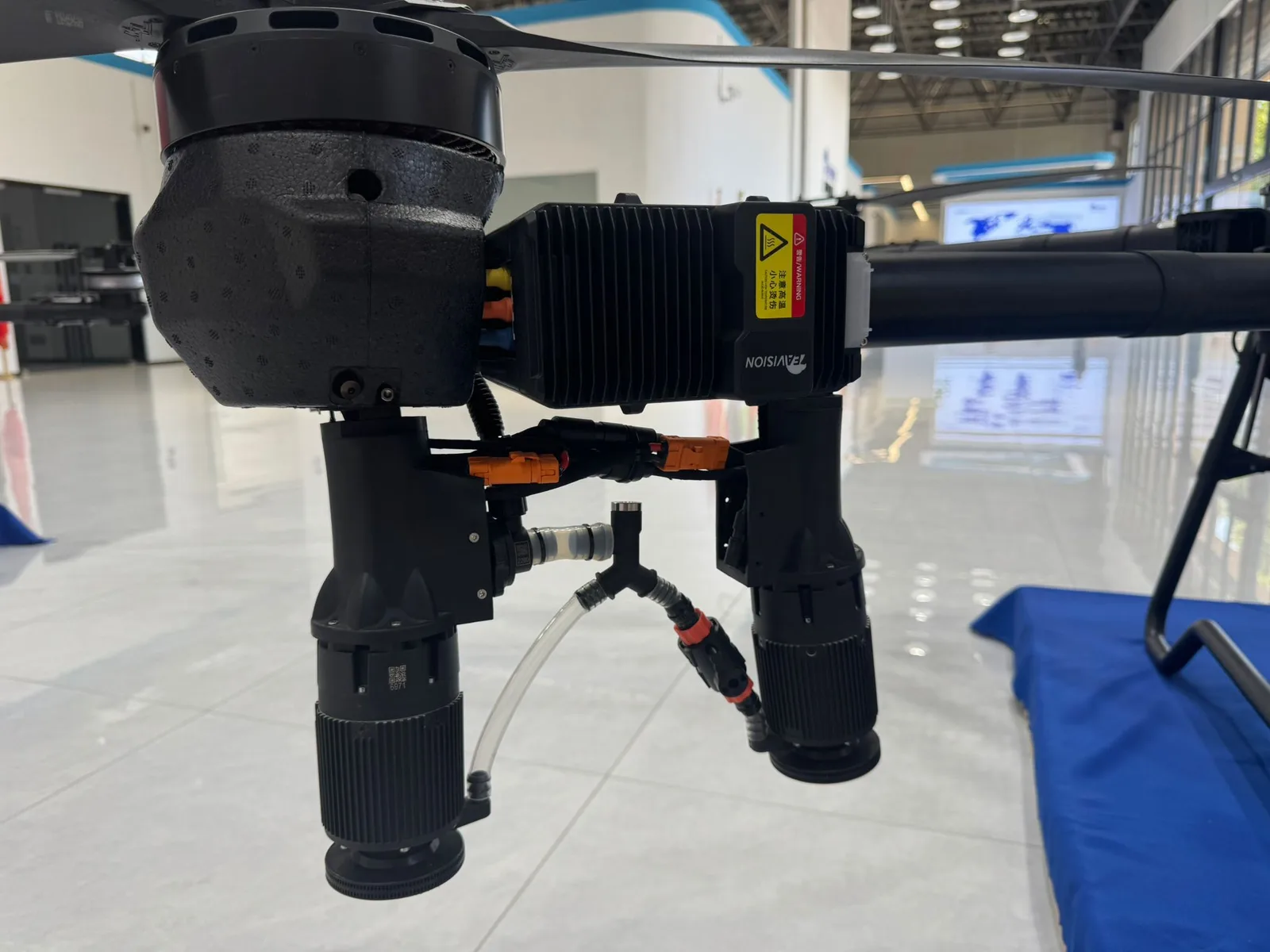 Vista inferior del EAVision J150 en vuelo con sus atomizadores